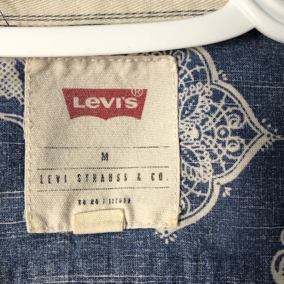 Medium Levi’s Button Up - Picture 3 of 3